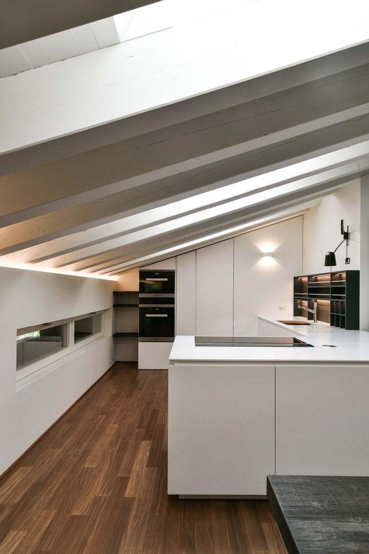 Ristrutturazione e ampliamento sottotetto in collina, Claude Petarlin Claude Petarlin Minimalist kitchen