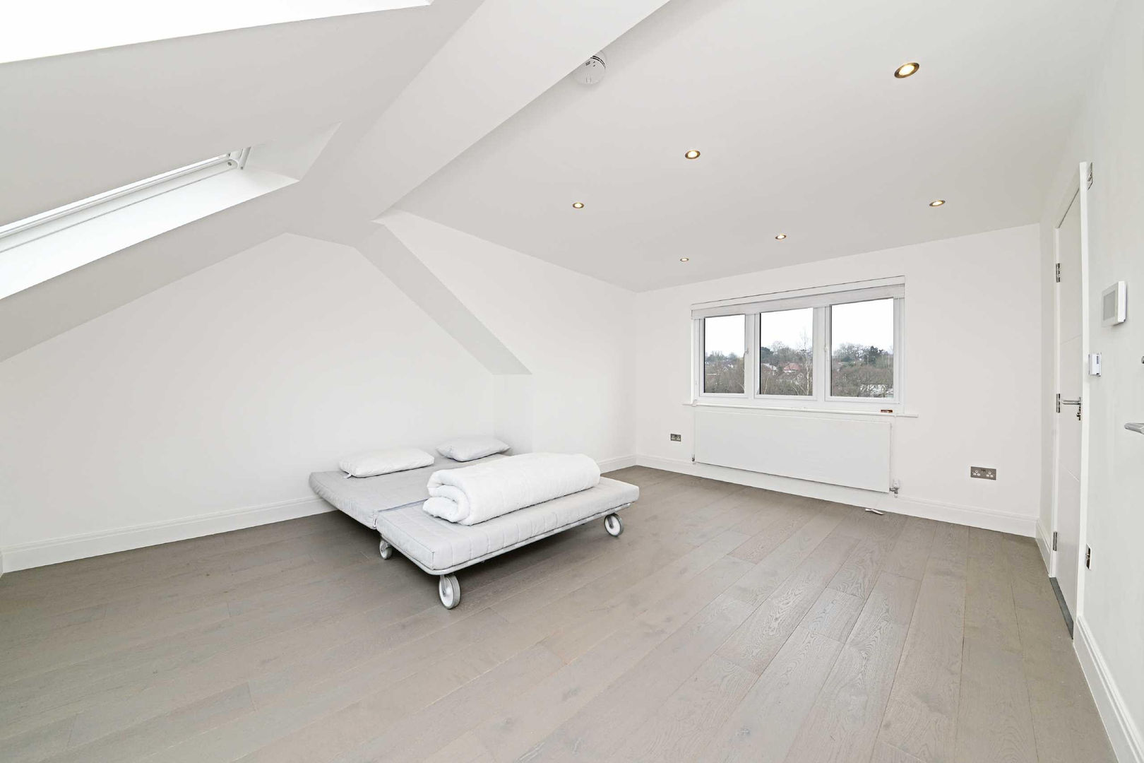 loft POWER 2 BUILD LTD Minimalist bedroom