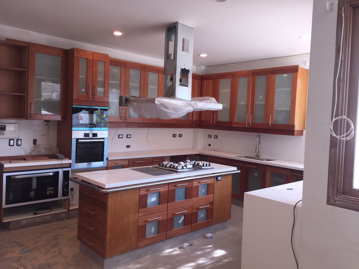 Remodelación de cocina; Cubierta en Cuarzo Beige; Muebles en Lamitech combinados con Vidrio., MueblesIVS MueblesIVS Cozinhas clássicas MDF Bancadas