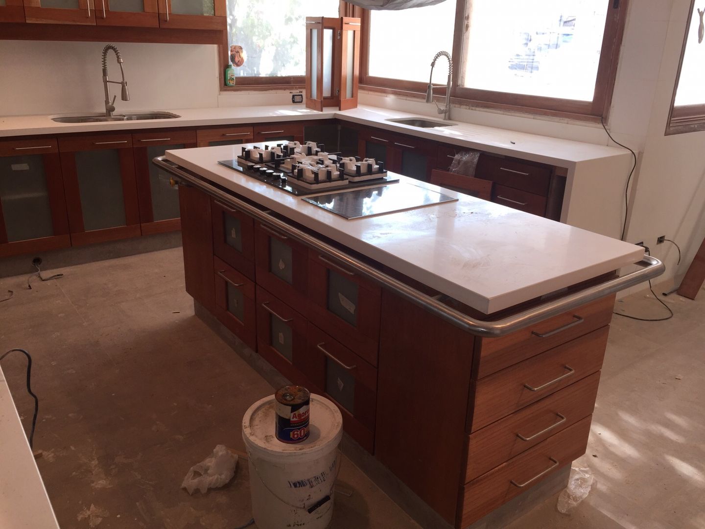 Remodelación de cocina; Cubierta en Cuarzo Beige; Muebles en Lamitech combinados con Vidrio., MueblesIVS MueblesIVS Kitchen Wood Wood effect Bench tops