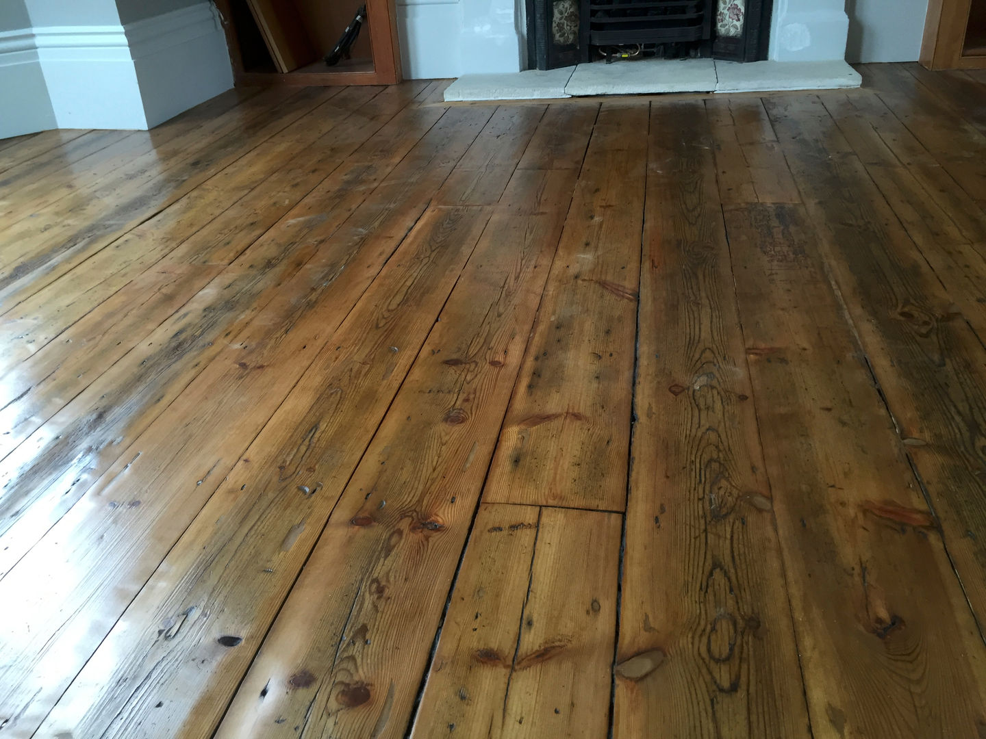 Reclaimed Pine floorboards The British Wood Flooring Company Гостиная в классическом стиле Reclaimed Pine floorboards