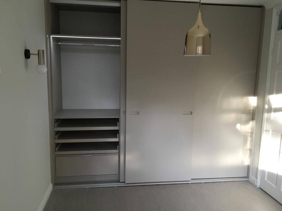 Sprayed Sliding Door Wardrobe with Routed Handles And Light Grey Linen Interior Kleiderhaus ltd Minimalistische slaapkamers Garderobe- & ladekasten