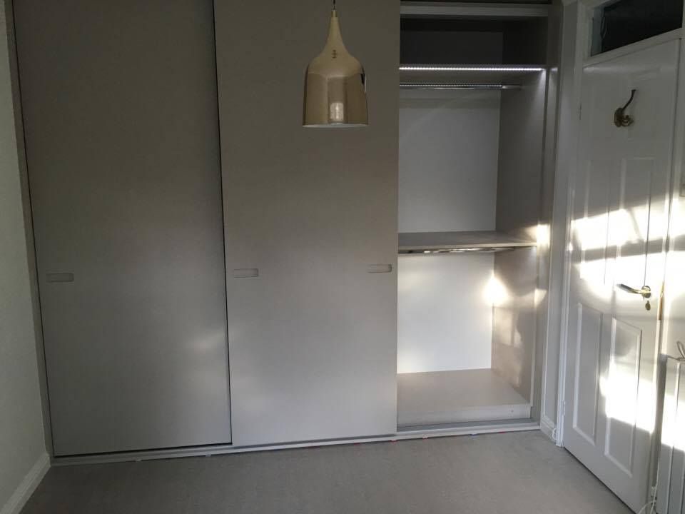 Sprayed Sliding Door Wardrobe with Routed Handles And Light Grey Linen Interior Kleiderhaus ltd 臥室 衣櫥與衣櫃