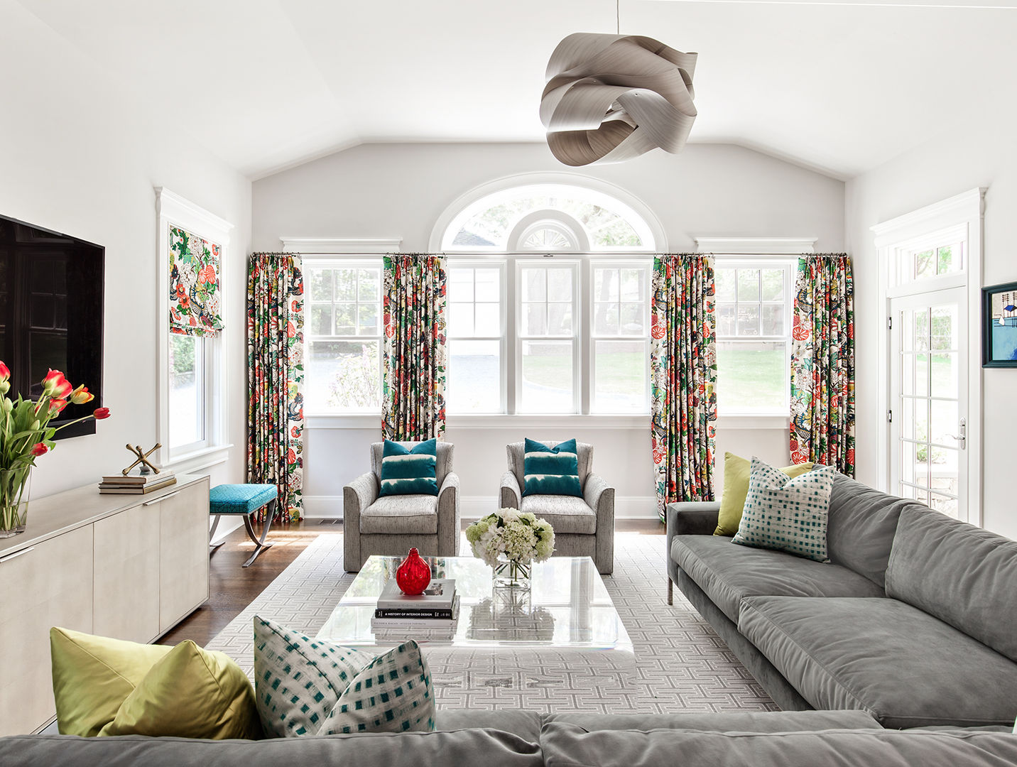 Family Room Clean Design 现代客厅設計點子、靈感 & 圖片
