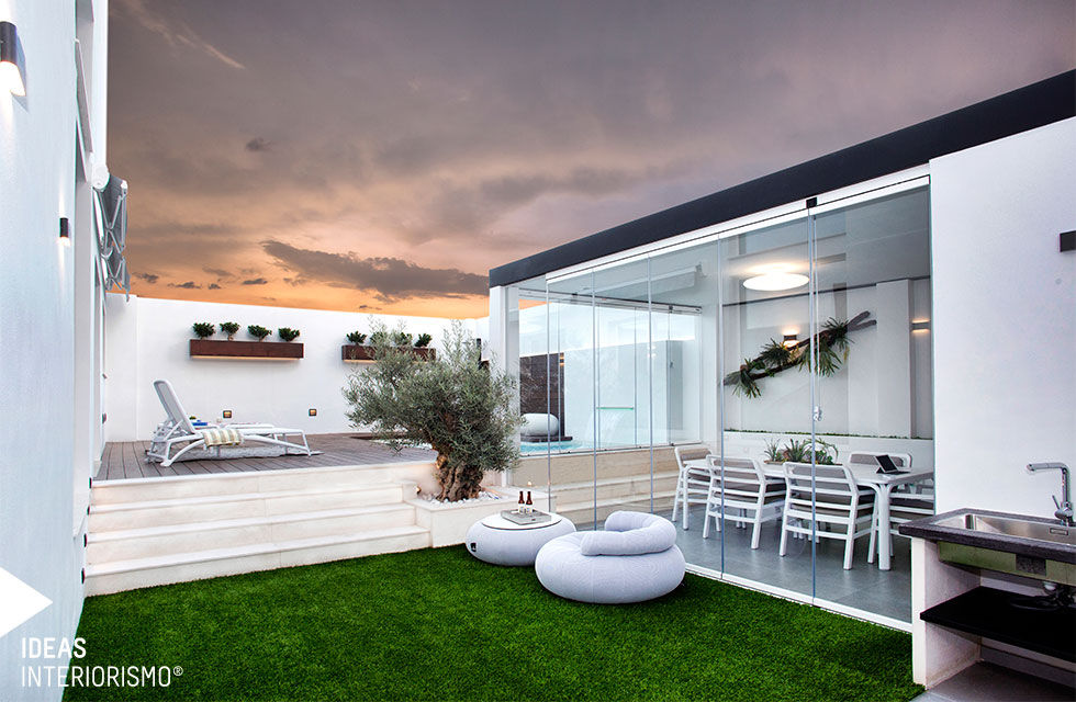 Terraza de diseño en Valencia., Ideas Interiorismo Exclusivo, SLU Ideas Interiorismo Exclusivo, SLU بلكونة أو شرفة