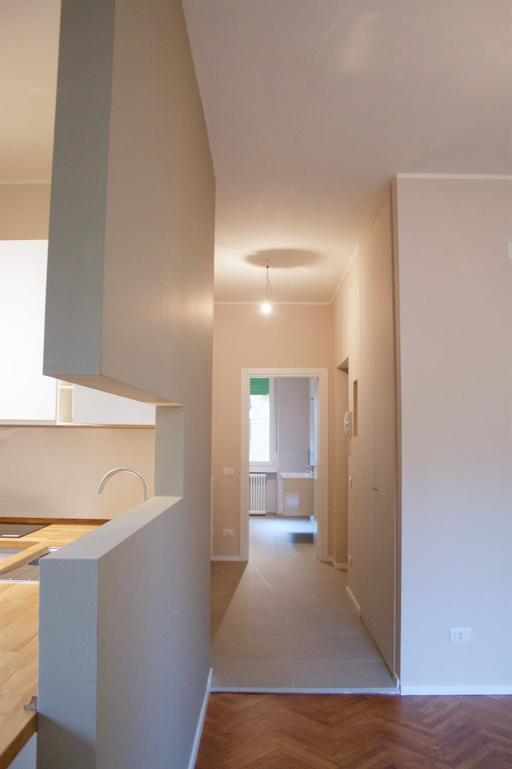Ricavare più stanze da un appartamento "vecchio stile", SuMisura SuMisura Modern Koridor, Hol & Merdivenler