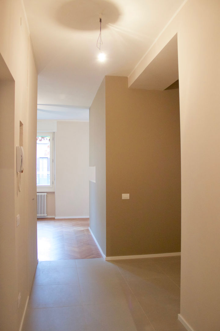 Ricavare più stanze da un appartamento "vecchio stile", SuMisura SuMisura Modern Koridor, Hol & Merdivenler