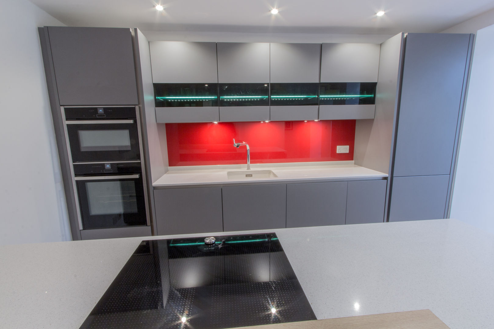 Grey & Red Eco German Kitchens Cocinas de estilo moderno Tablero DM Nobilia,Twinkle White worktops,Neff oven,Neff combination microwave,Blanco sink and tap,Neff Induction hob,open plan galley style kitchen,glazed wall units