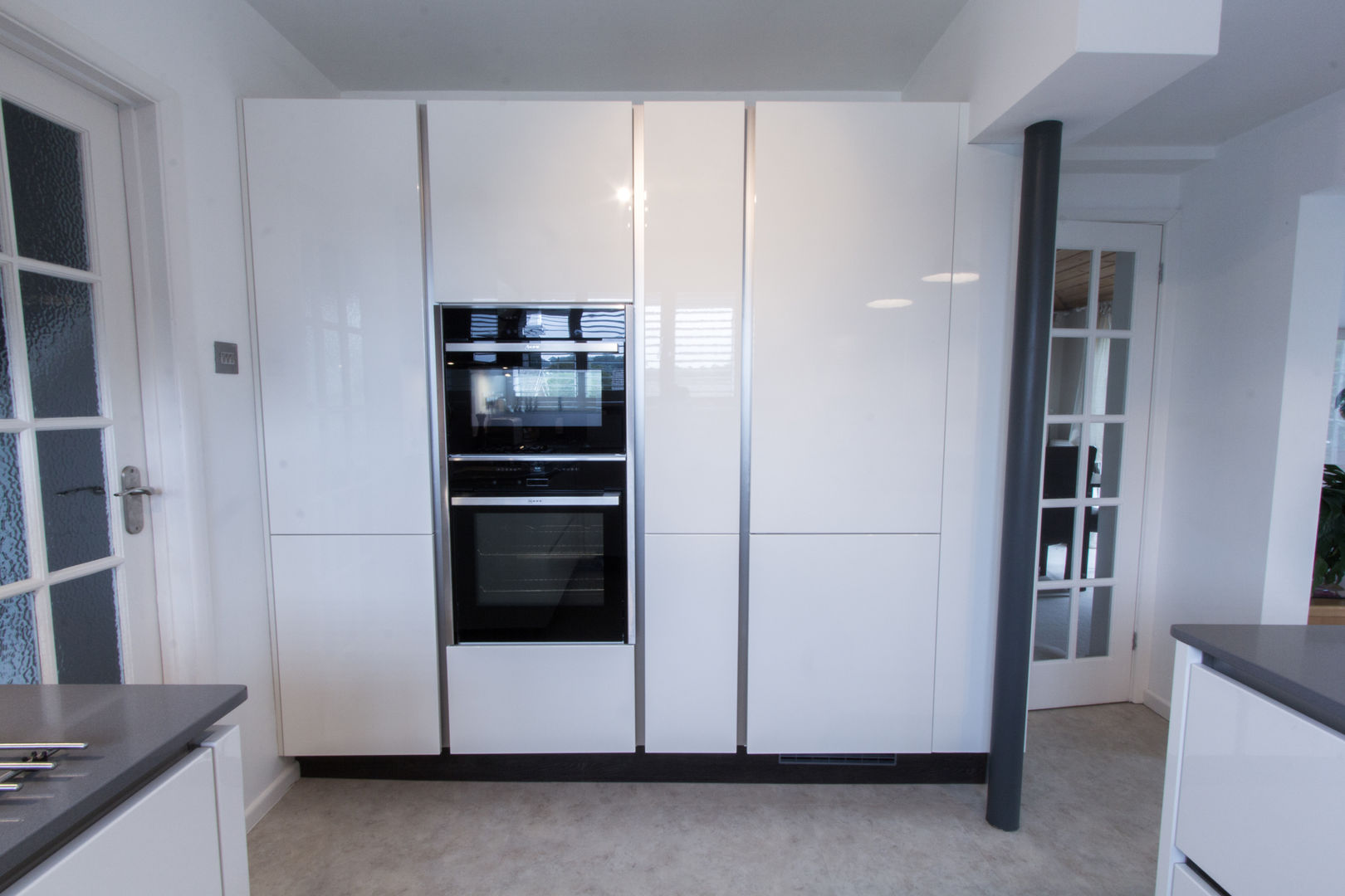 Practical Magic Eco German Kitchens Кухня в стиле модерн МДФ Nobilia kitchen furniture,Mineral grey Quartzforms worktops,open plan design,Neff single oven,Neff combi microwave,Neff gas hob,integrated appliances,stainless steel tambour unit.