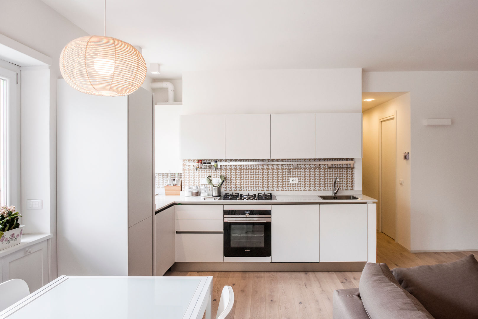APPARTAMENTO APPIA NUOVA: L’appartamento viene modificato completamente, ArchEnjoy Studio ArchEnjoy Studio Dining room لکڑی Wood effect