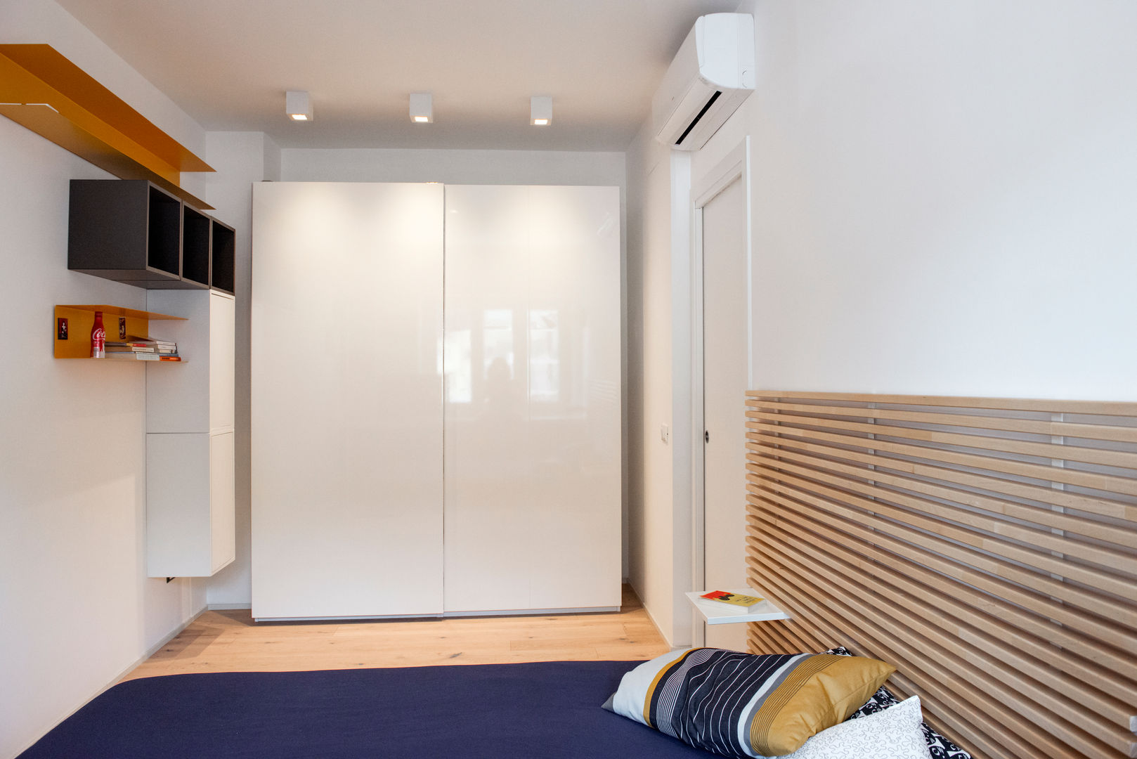 APPARTAMENTO APPIA NUOVA: L’appartamento viene modificato completamente, ArchEnjoy Studio ArchEnjoy Studio Modern style bedroom Wood Wood effect