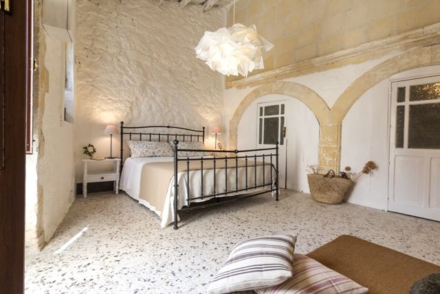 Relooking per un dammuso nella Val di Noto., Boite Maison Boite Maison Dormitorios de estilo mediterráneo