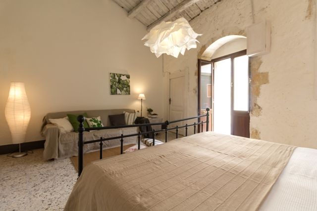 Relooking per un dammuso nella Val di Noto., Boite Maison Boite Maison Mediterranean style bedroom