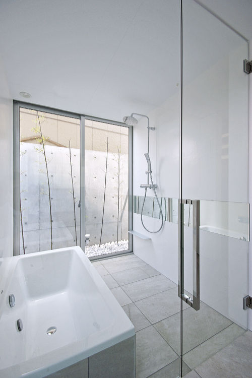 homify Modern bathroom