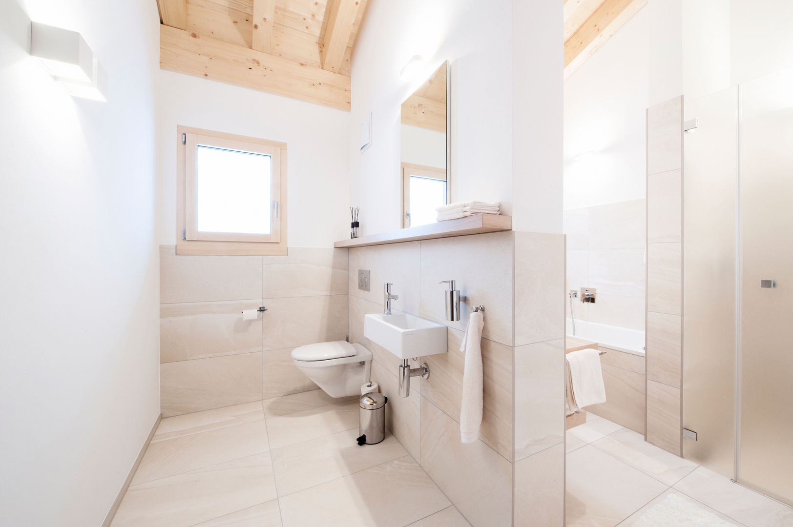 Rustic bathroom with a modern touch Mood Interieur Rustic style bathroom Ceramic