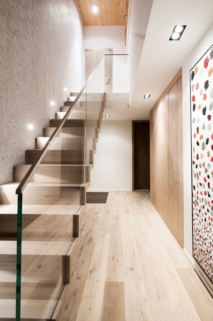 Modern staircase combined with glass Mood Interieur Modern corridor, hallway & stairs Wood Wood effect