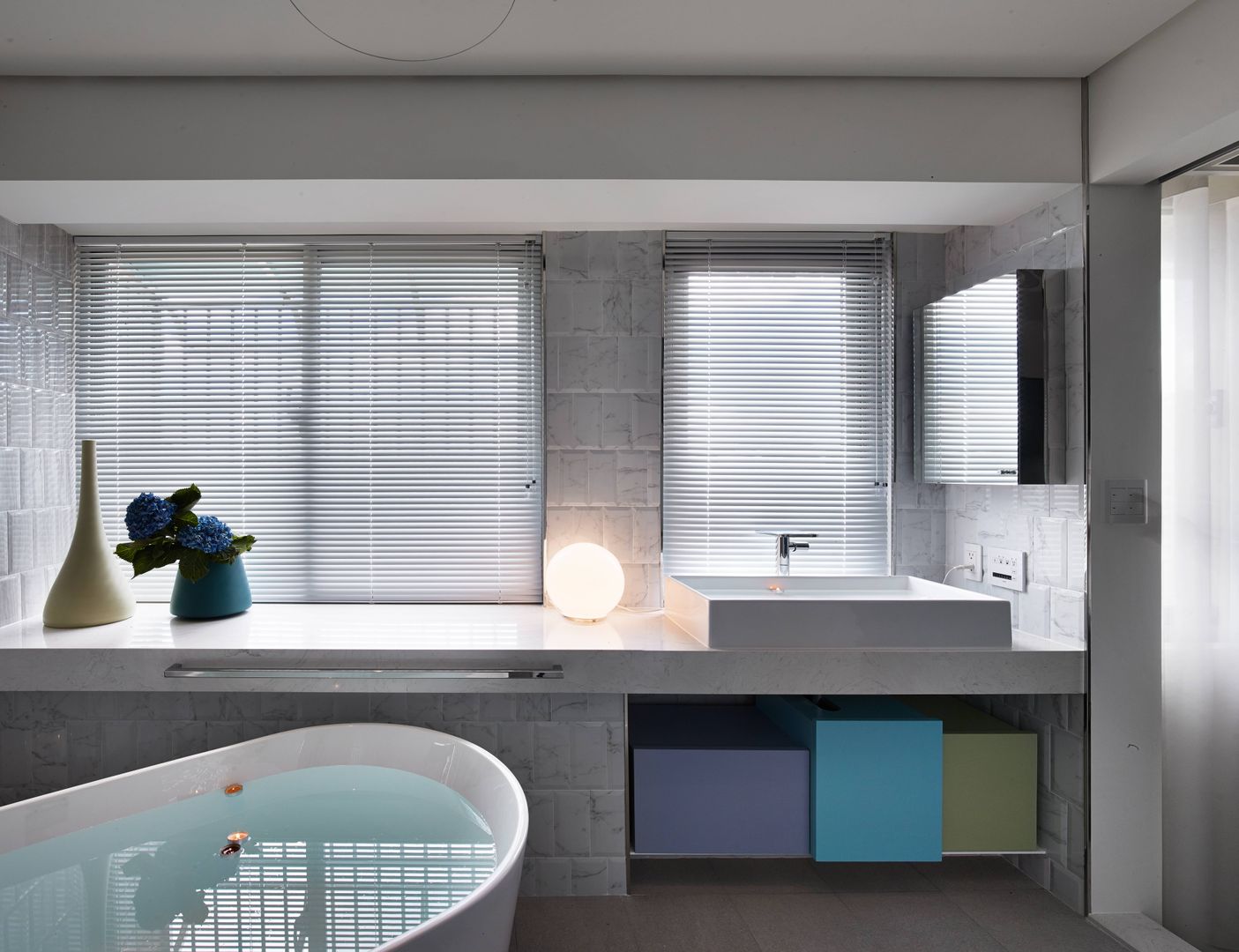 Vivid Color 重彩, 水相設計 Waterfrom Design 水相設計 Waterfrom Design Minimalist style bathrooms