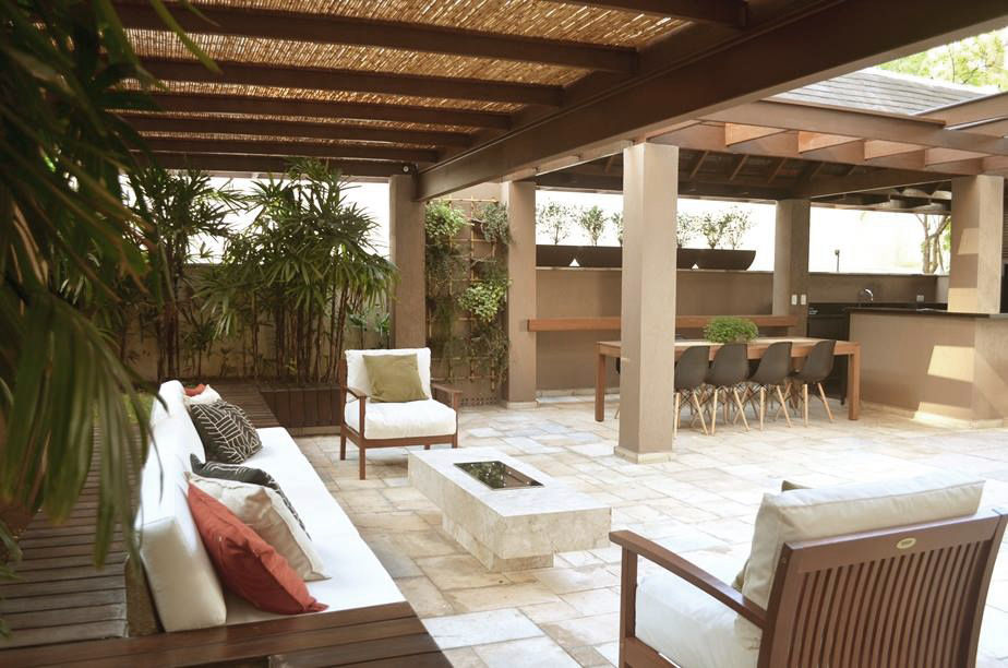 Vista geral do terraço Gourmet Cecília Mesquita Arquitetura Varandas, alpendres e terraços tropicais lareira ecológica,terraços,área externa,lounge,forro de bambu