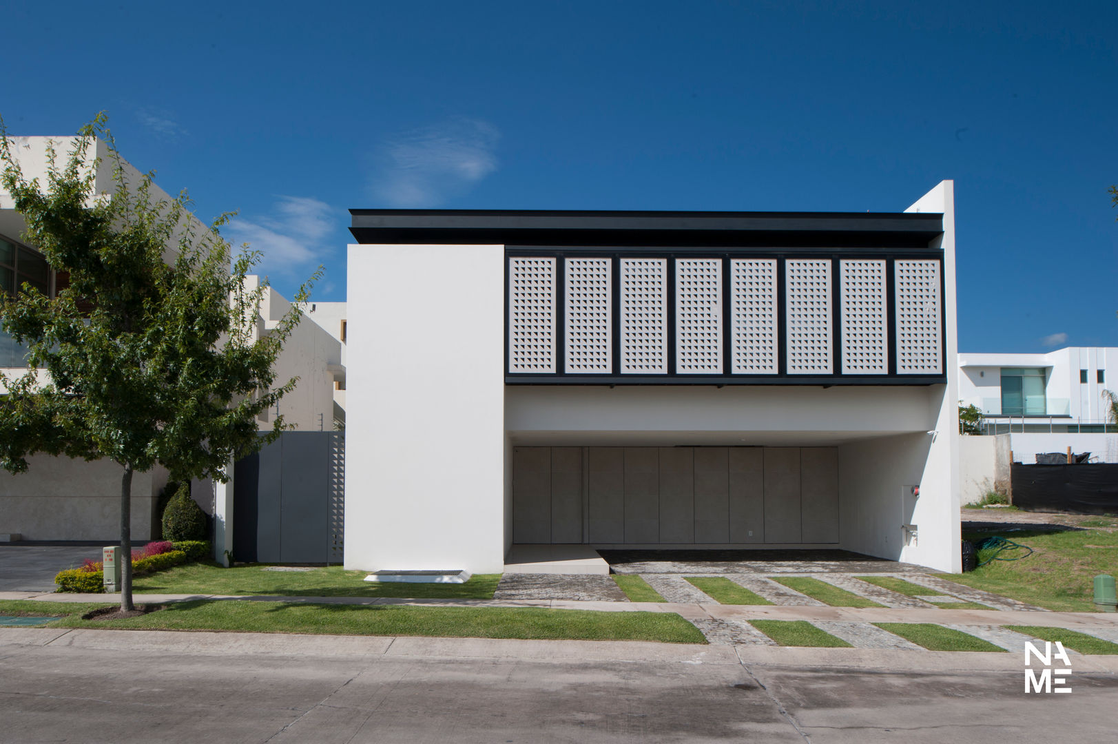CELOSIA EXTERIOR CERRADA homify Casas modernas: Ideas, imágenes y decoración