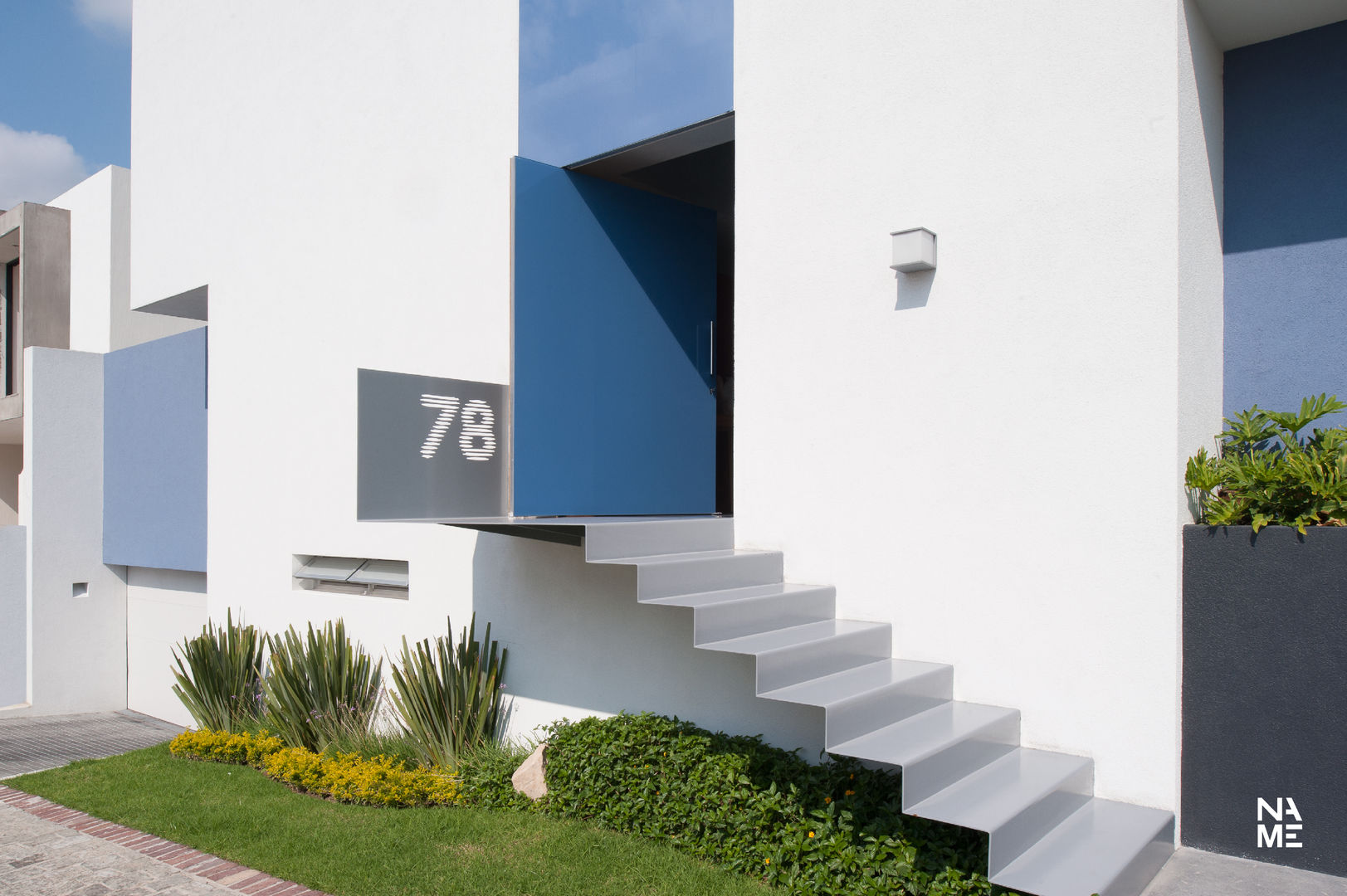 ACCESO PRINCIPAL homify Casas estilo moderno: ideas, arquitectura e imágenes