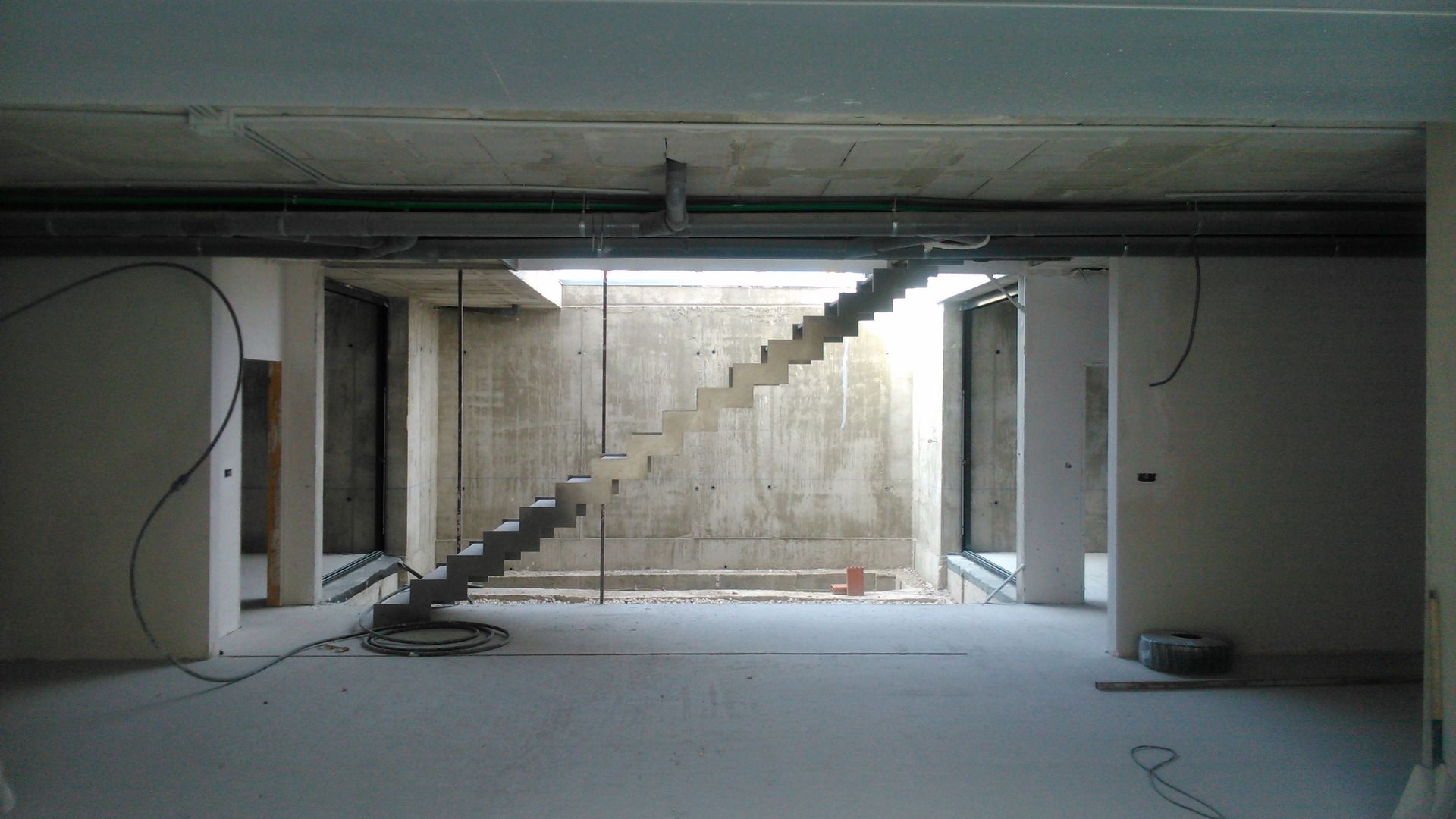 UNA CASA EN H REVESTIDA DE PIEDRA, NUÑO ARQUITECTURA NUÑO ARQUITECTURA