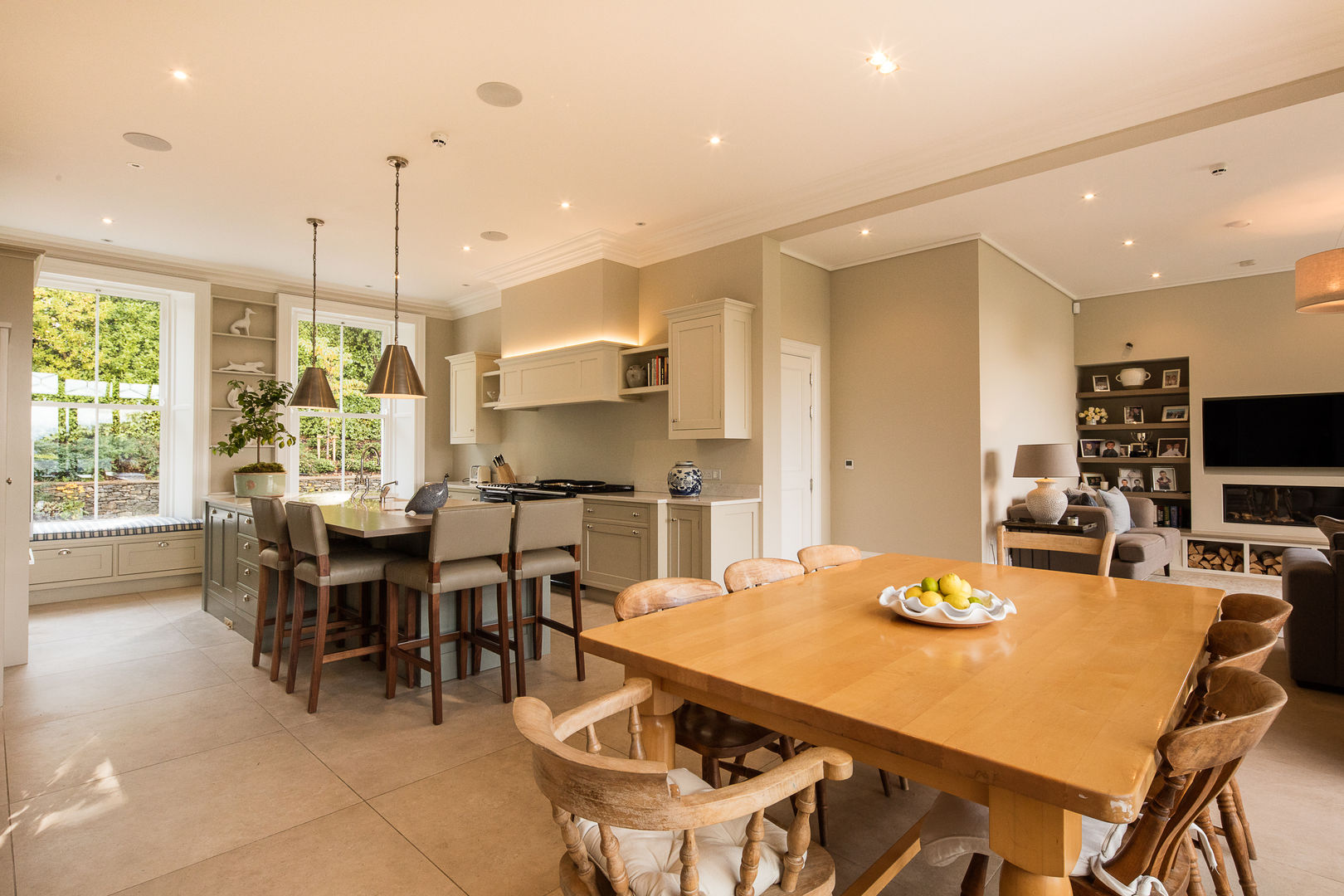 A Simple Yet Classic Facade Towards the Sea, Des Ewing Residential Architects Des Ewing Residential Architects Dining room