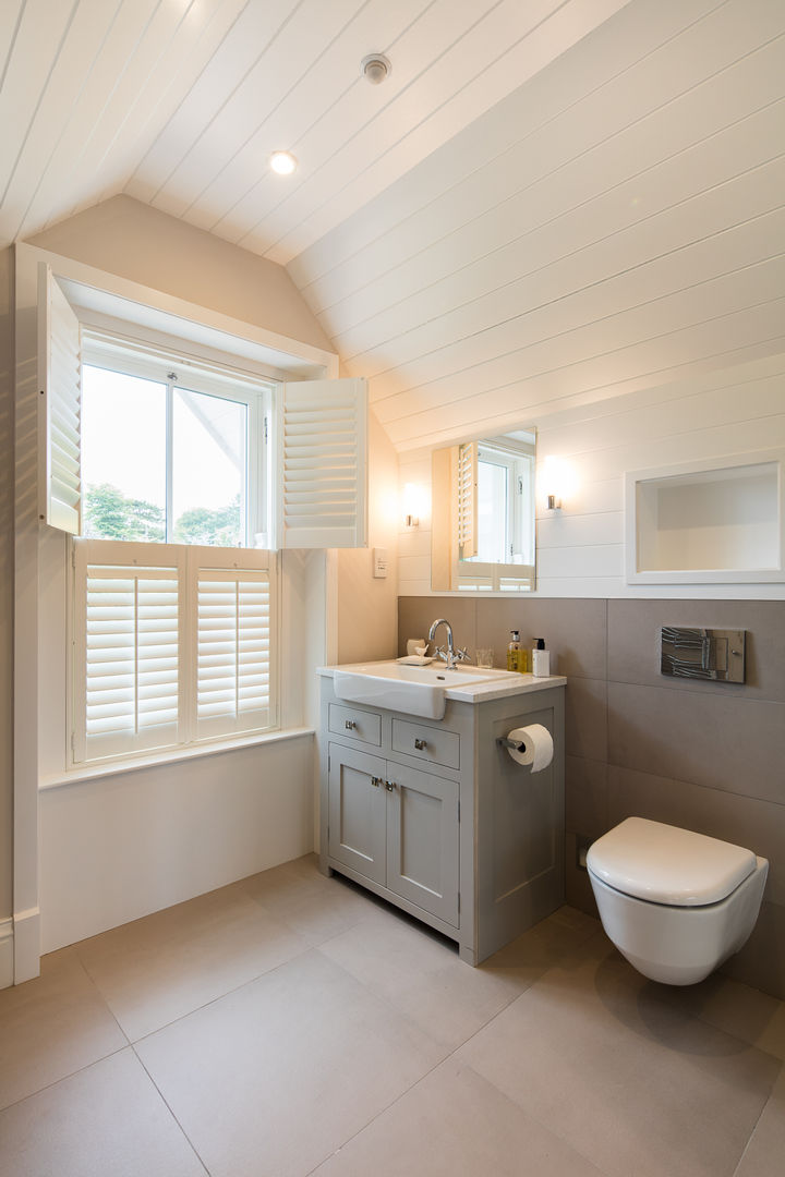 A Simple Yet Classic Facade Towards the Sea, Des Ewing Residential Architects Des Ewing Residential Architects Classic style bathroom