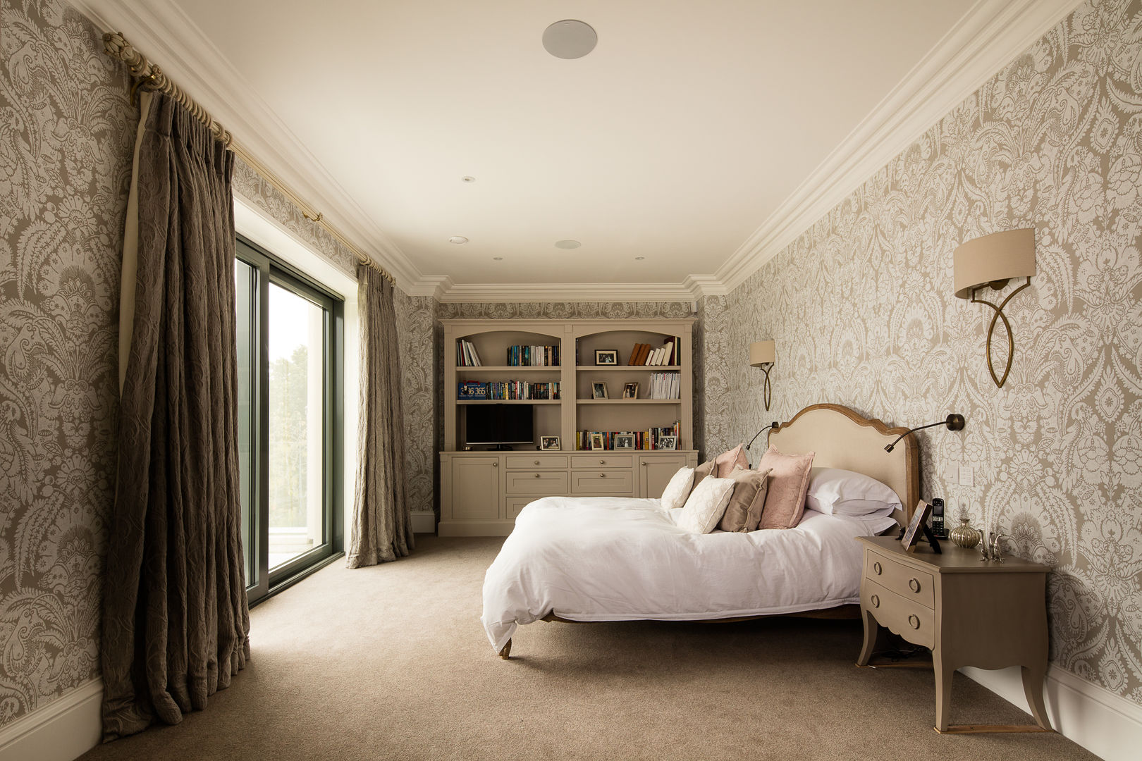 A Simple Yet Classic Facade Towards the Sea, Des Ewing Residential Architects Des Ewing Residential Architects Classic style bedroom