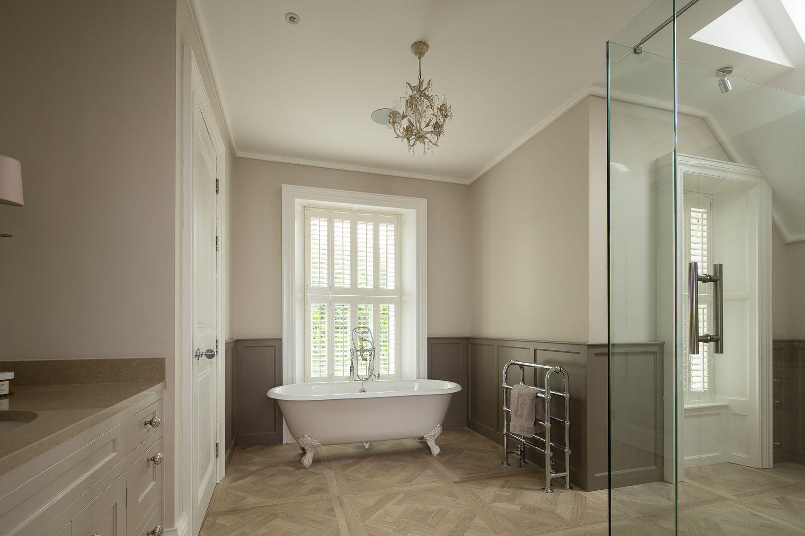 A Simple Yet Classic Facade Towards the Sea, Des Ewing Residential Architects Des Ewing Residential Architects Classic style bathroom