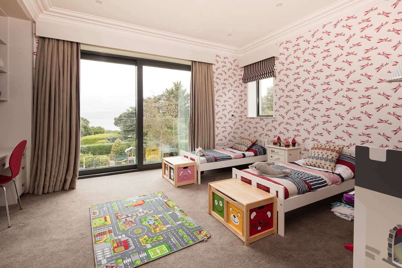 A Simple Yet Classic Facade Towards the Sea, Des Ewing Residential Architects Des Ewing Residential Architects Bedroom