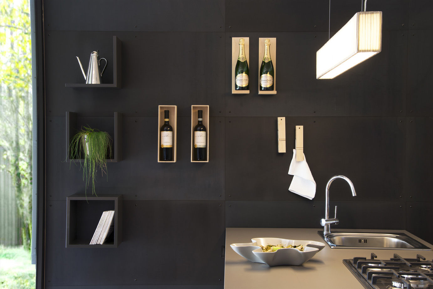 Wall with natural iron sheets and magnetic accessories Ronda Design Cocinas de estilo industrial