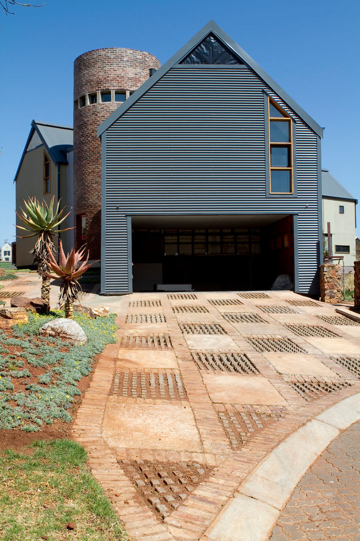 Barn House - Street view Strey Architects Country style house Aluminium/Zinc Barn House,Strey Architects,Sustainable design,Light weight steel,Steel,Cladding,Green,Passive design