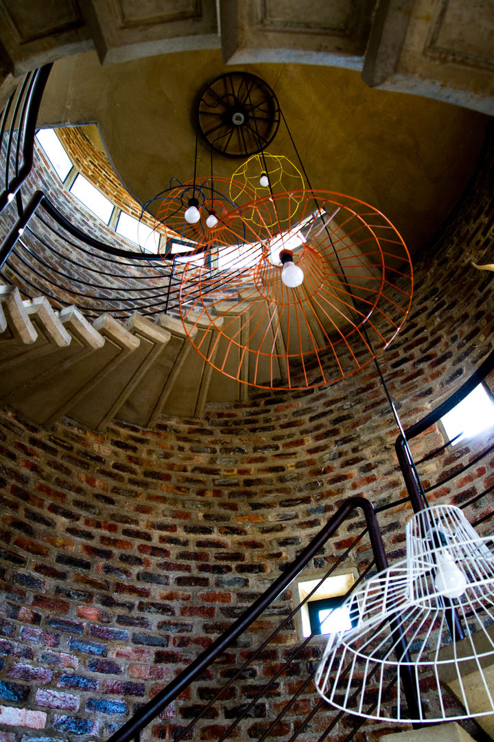 Barn House - Silo spiral staircase Strey Architects Country style corridor, hallway& stairs Bricks