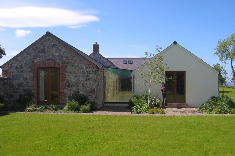 Hilltop stone farm buildings converted and extended to form modern family home, Des Ewing Residential Architects Des Ewing Residential Architects 現代房屋設計點子、靈感 & 圖片