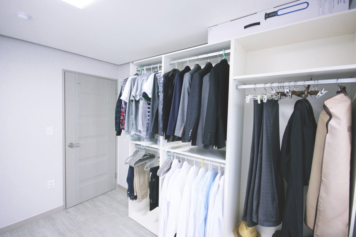 경기도 광주 신혼부부의 15평 전세집 홈스타일링, homelatte homelatte Minimalist dressing room