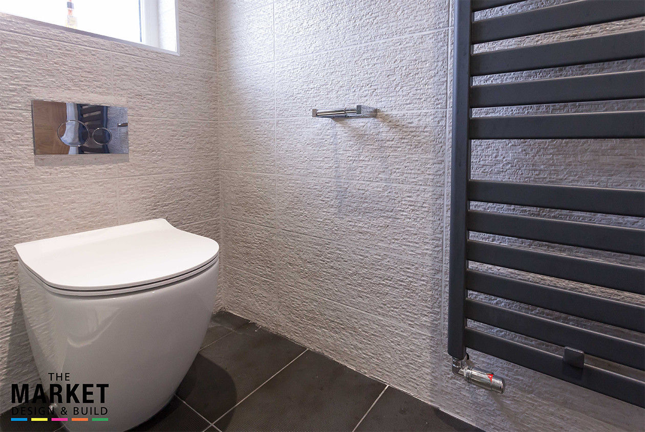 Toilet and Radiator homify Modern bathroom