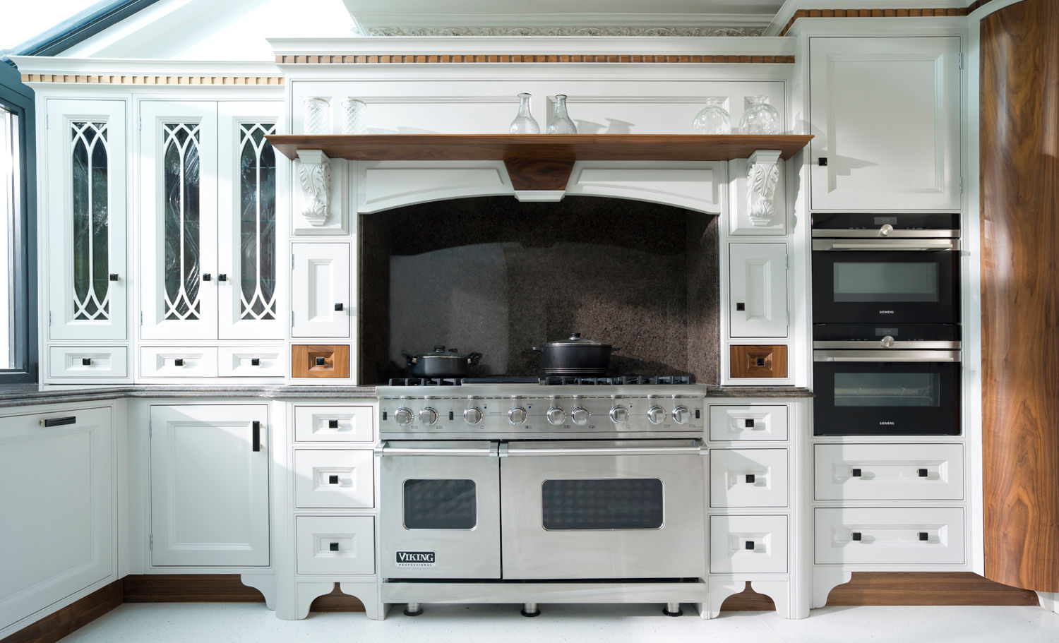 Light Grey Hand Painted Kitchen Verdi Kitchens 廚房 hand painted,light grey,walnut carcasses,american fridge,granite