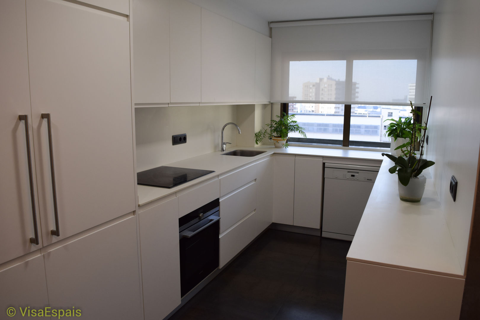 Cocina Luminosa Con Ventanas. La Habitación Tiene Una Nevera