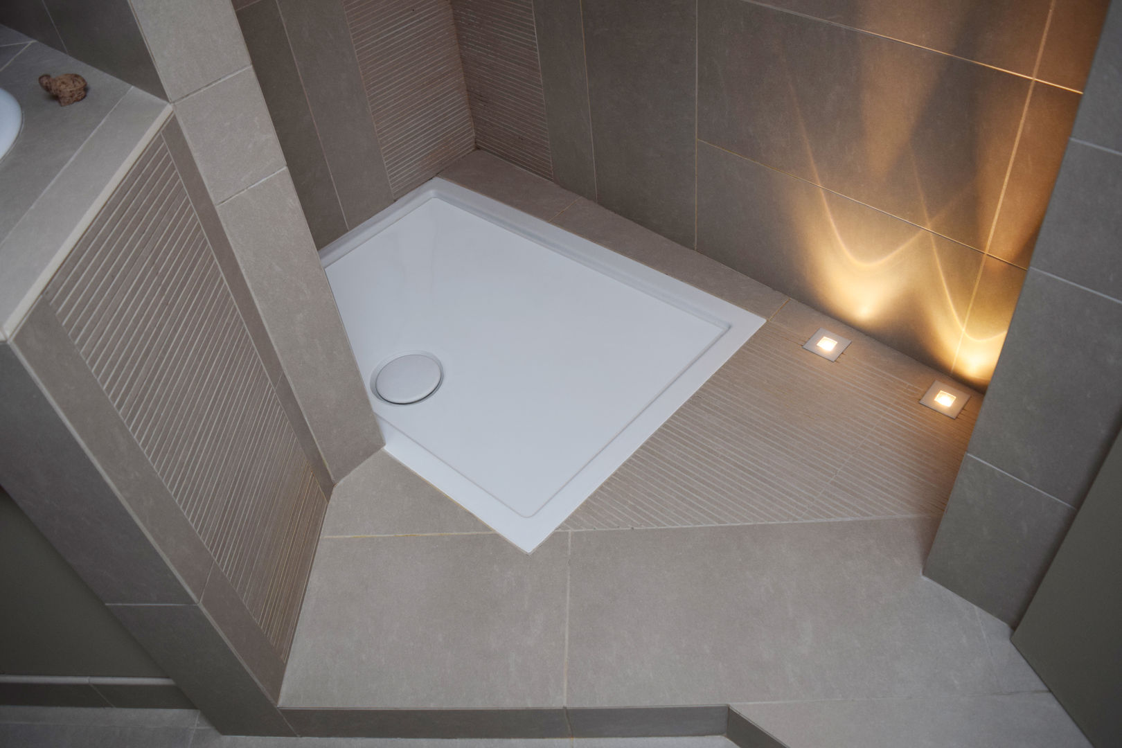 Illuminare il bagno: 10 fantastiche idee tra faretti e led