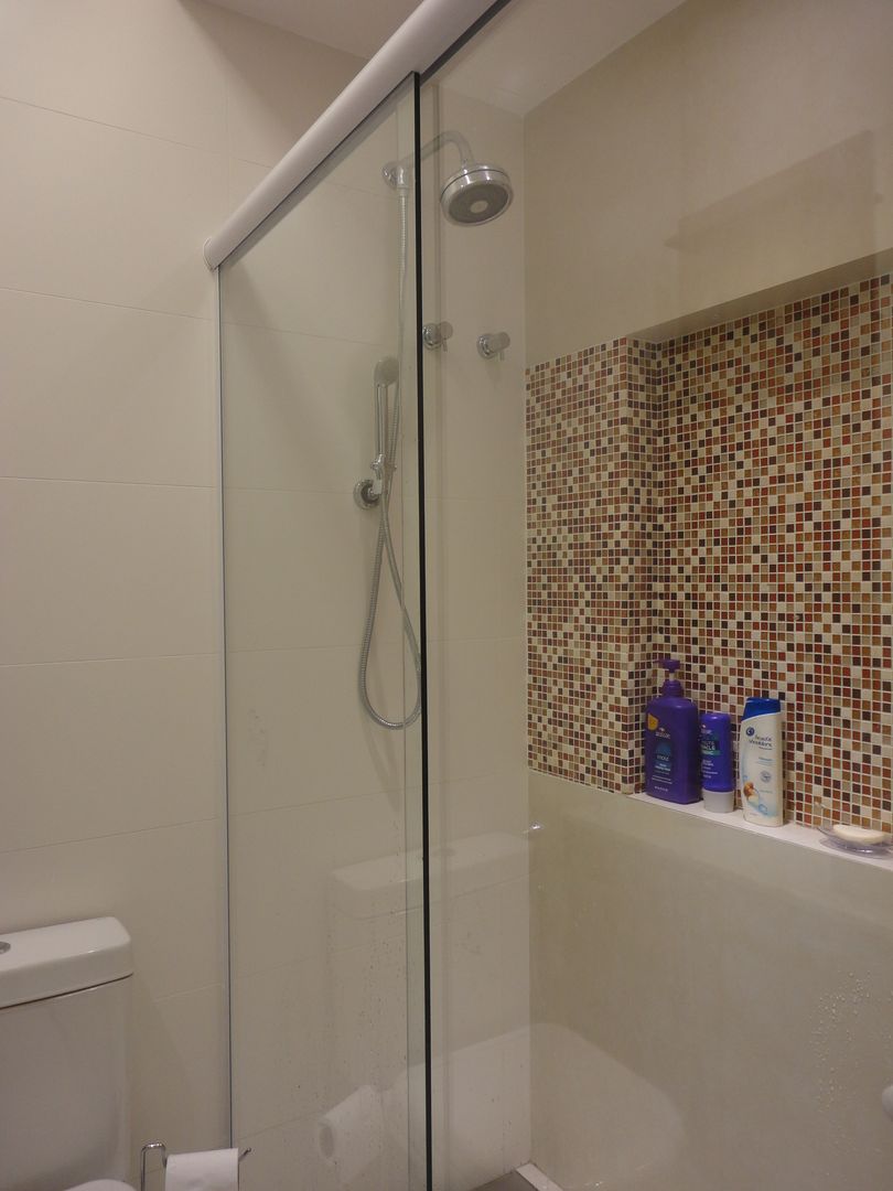 Banheiro social homify Casas de banho modernas