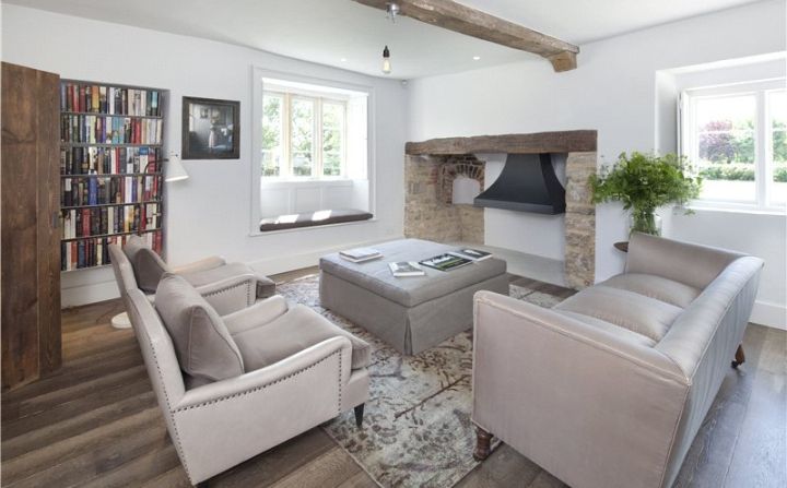 Stones Farm Living Room My-Studio Ltd Livings de estilo Madera maciza Multicolor living room,rustic,country,contemporary,wooden floors,exposed beams,fireplace