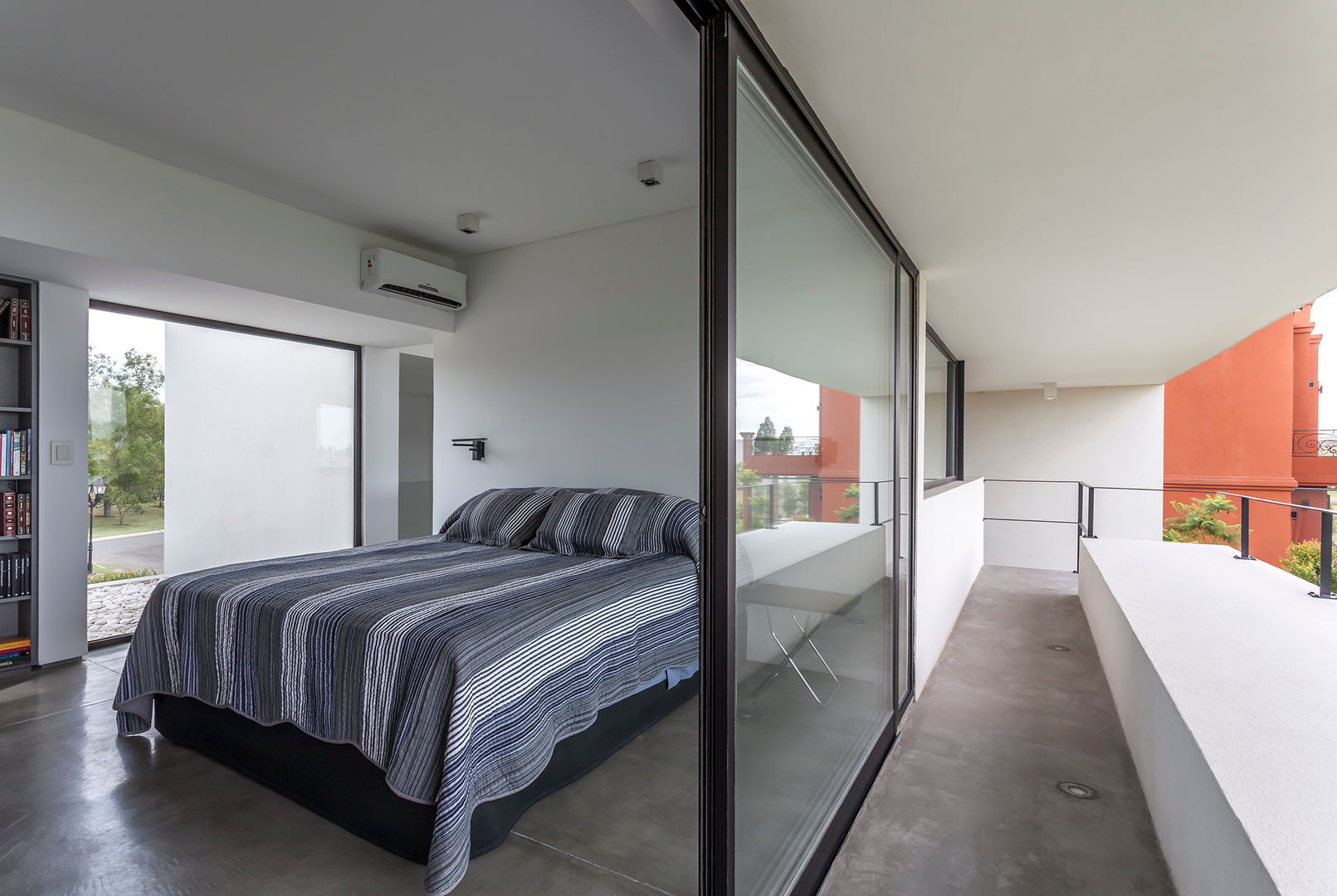 Casa San Benito, Besonías Almeida arquitectos Besonías Almeida arquitectos Modern style bedroom Concrete