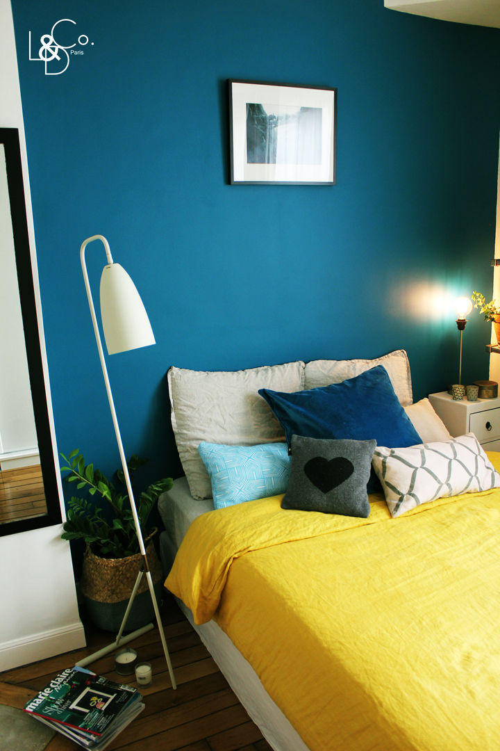 Chambre relookée LD&CO.Paris 'La Demoiselle et la Caisse à Outils' Chambre scandinave Chambre,bleu,jaune,gris,beige,métal,bois,scandinave,liseuse,lin,miroir,noir,cadres photo