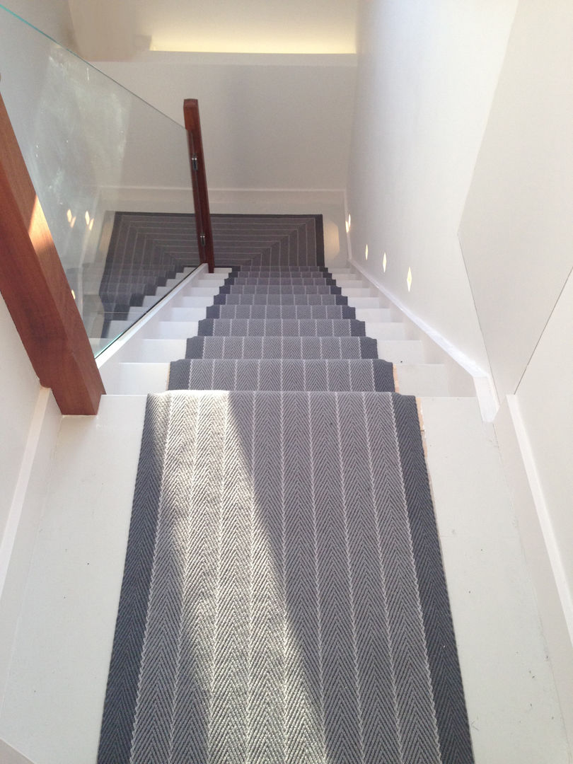 Victorian renovation - Stairs with patterned runner My-Studio Ltd モダンスタイルの 玄関&廊下&階段 ガラス stair runner,loft conversion,glass staircase
