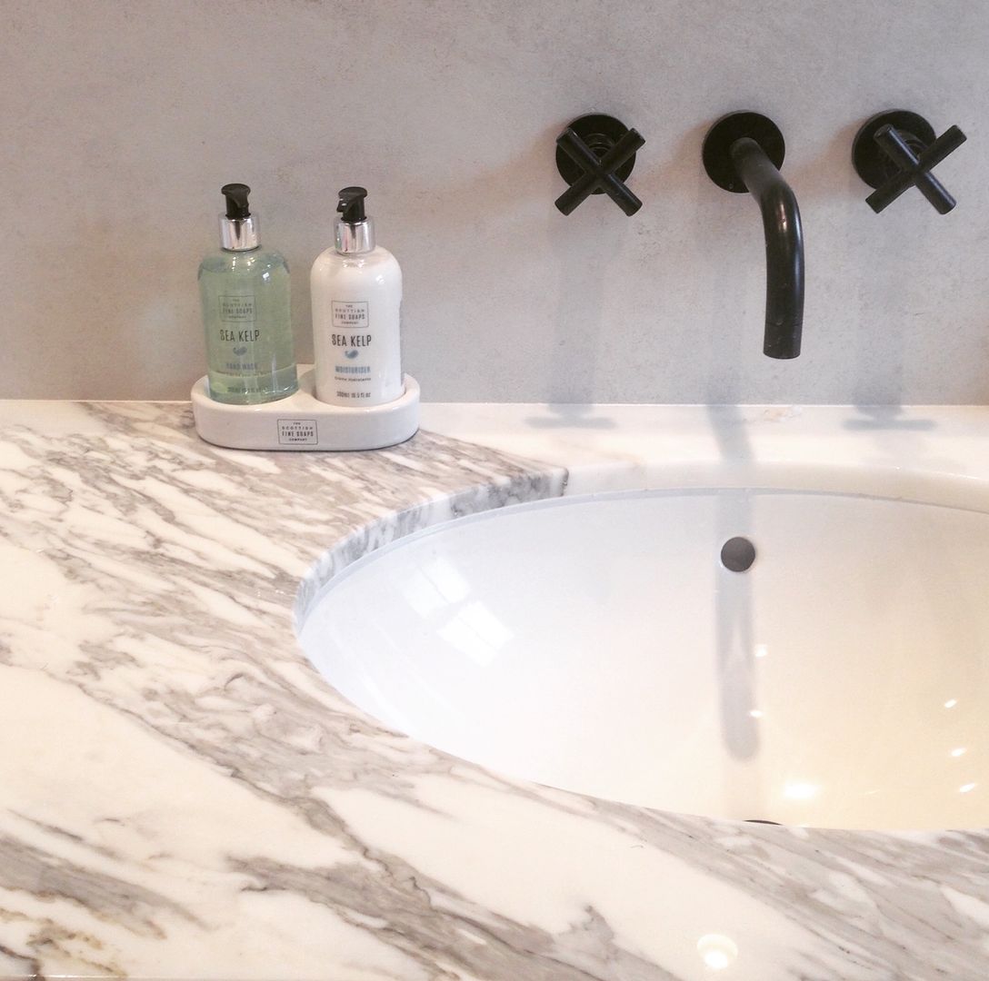 ​Victorian renovation - Master Bathroom My-Studio Ltd Modern bathroom Marble vanity unit,master bathroom,carrara marble,bespoke,black taps,undermount basin