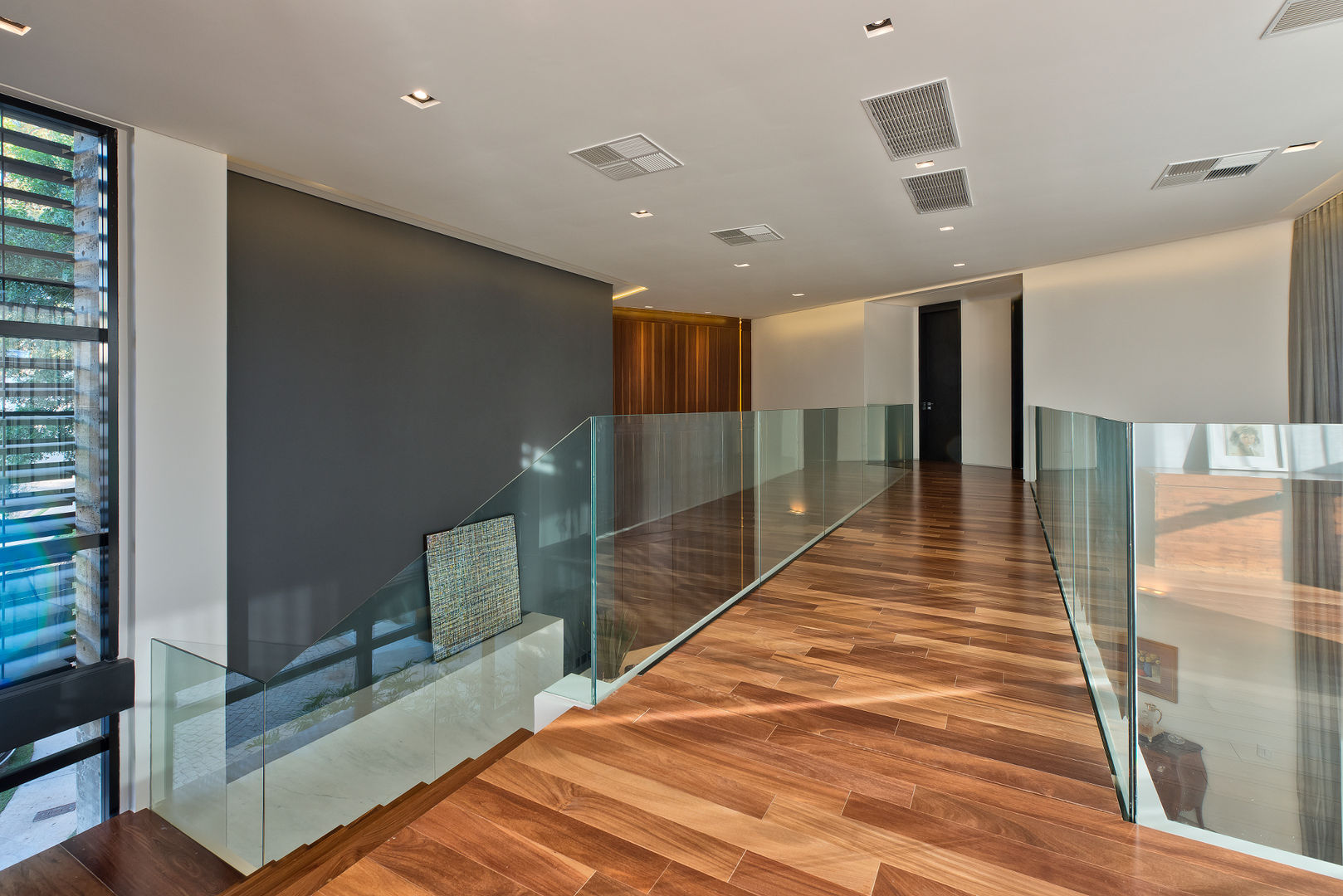 Residência Campo Comprido, Studio Leonardo Muller Studio Leonardo Muller Modern corridor, hallway & stairs Wood Wood effect