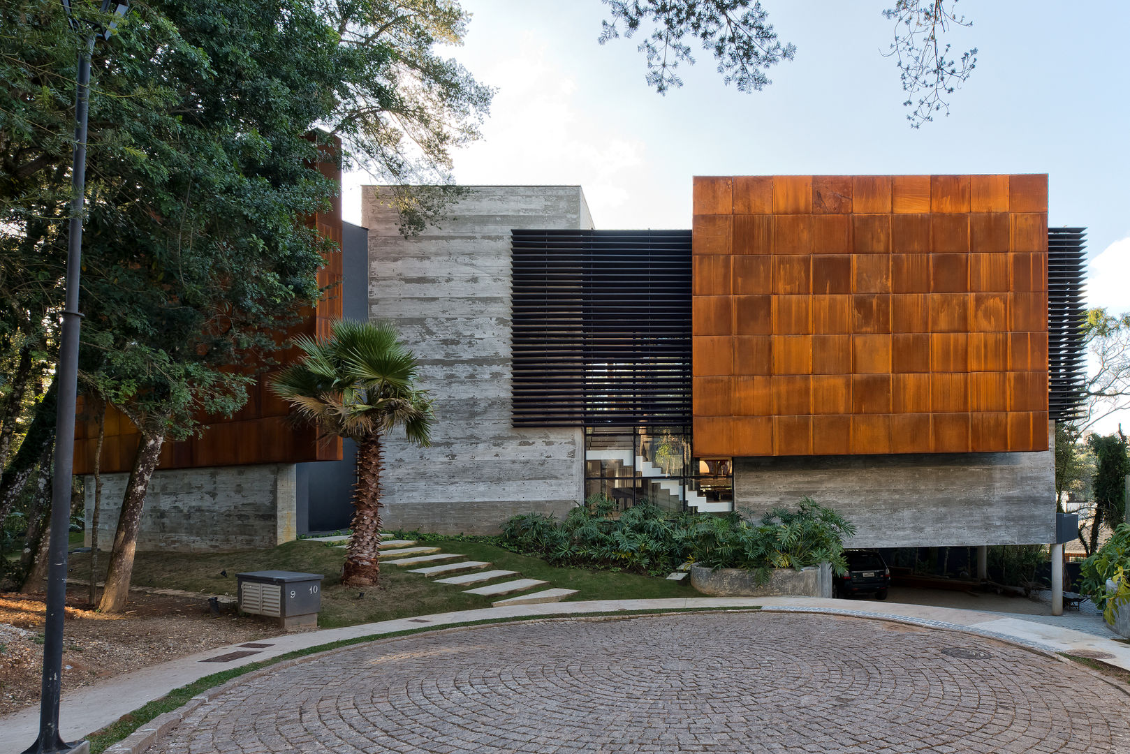 Fachadas brancas da cozinha moderna e espaçosa da casa de campo e