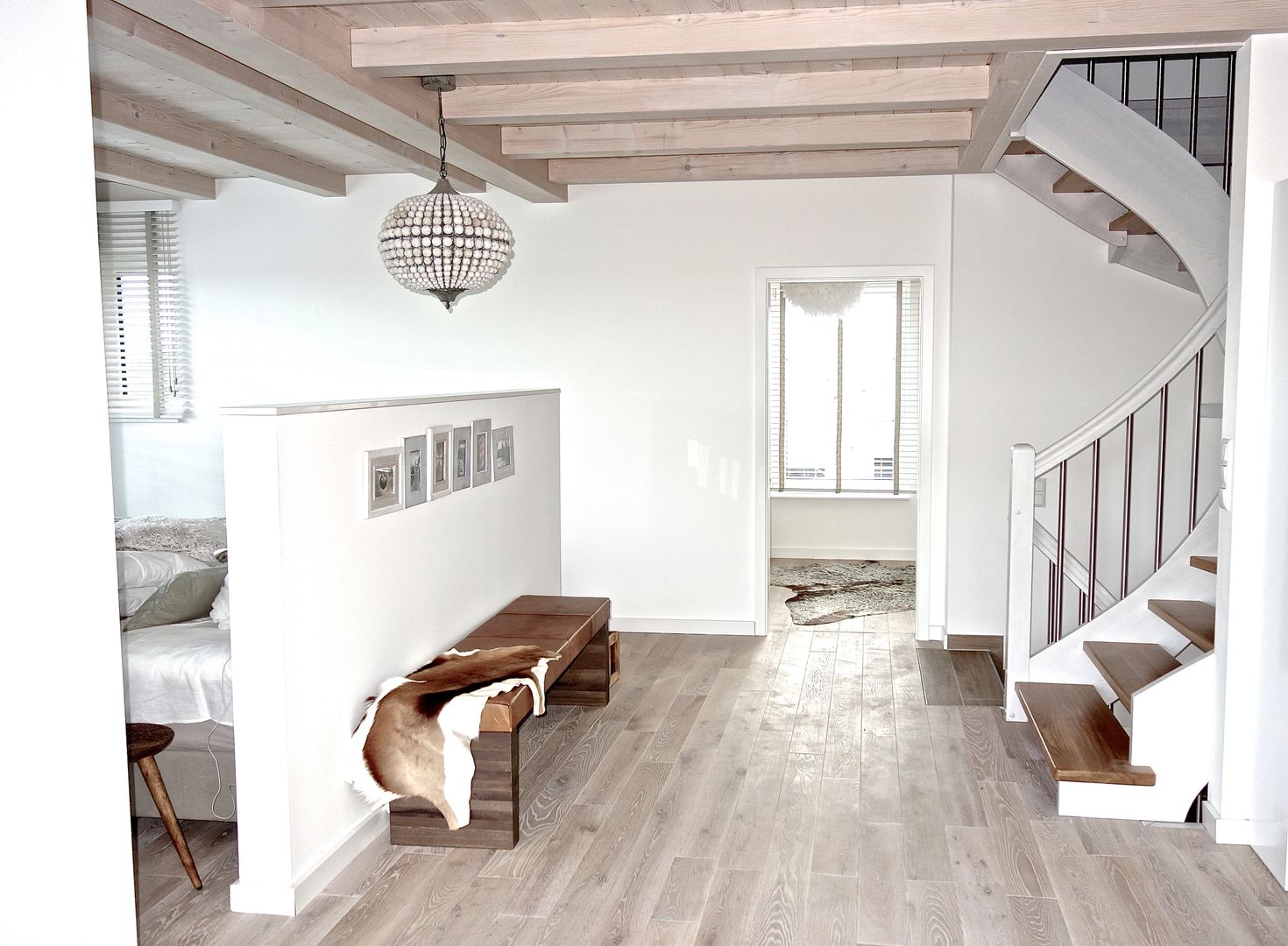 offener Raum mit abgetrennten Schlafbereich homify Flur, Diele & Treppenhaus im Landhausstil Holz Holznachbildung Sitzmöbel