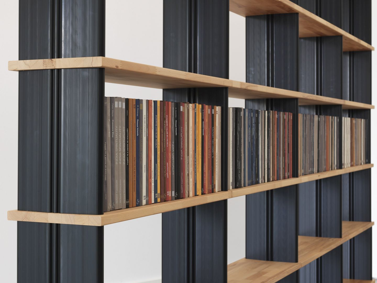 Here comes Nikka Woody, the revolutionary eco-friendly modular bookcase Piarotto.com - Mobilie snc 现代客厅設計點子、靈感 & 圖片 實木 Multicolored 書櫃