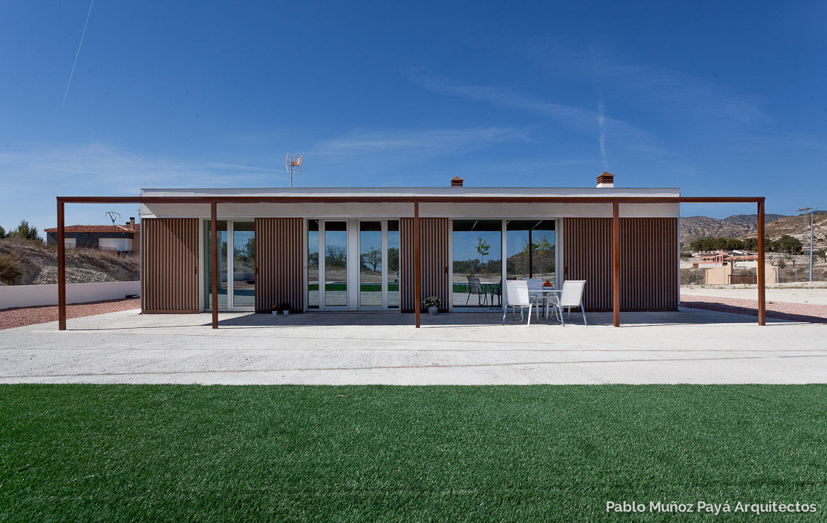 Low-cost weekend house, Pablo Muñoz Payá Arquitectos Pablo Muñoz Payá Arquitectos منازل